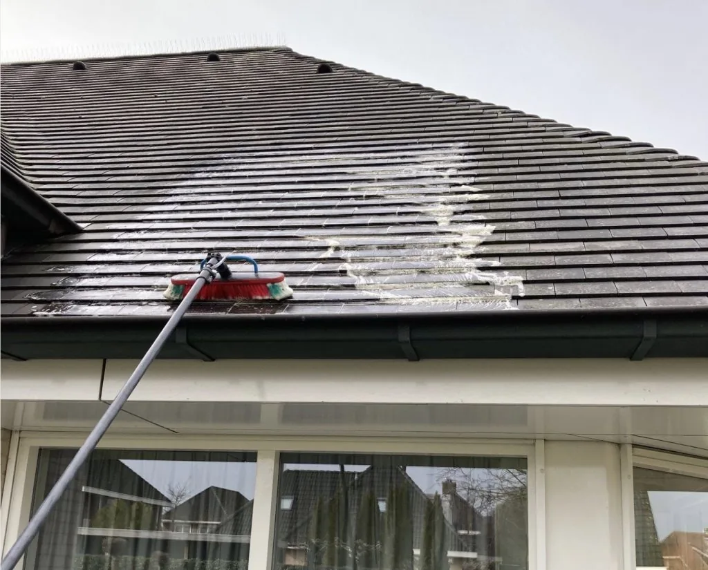 Dak wordt met lage druk en een zachte borstel behandeld