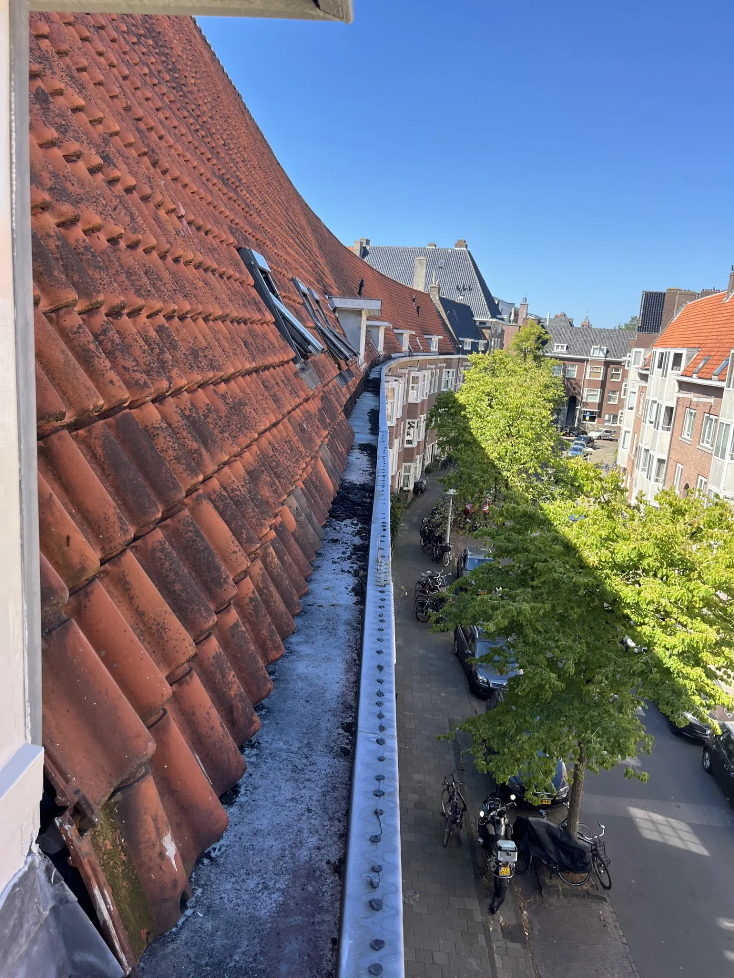Dakpannen en dakgoot worden vooraf op locatie geïnspecteerd