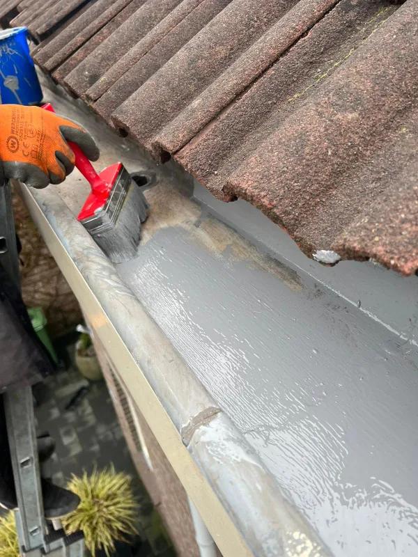 Beschermende coating wordt in een dakgoot aangebracht