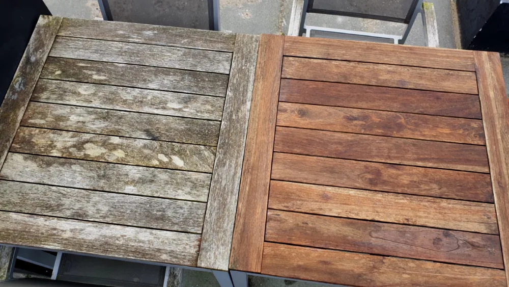 Voor en na van gereinigd houten terrasmeubilair