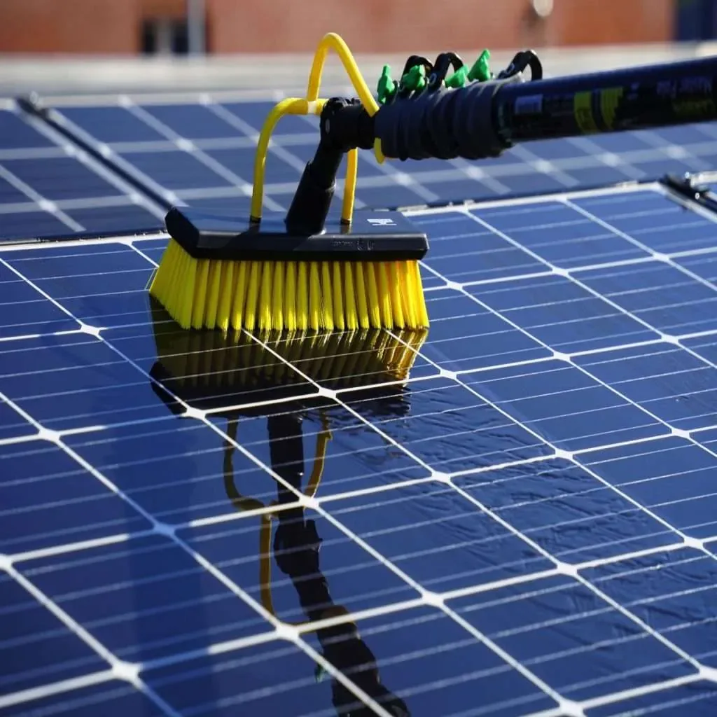 Zonnepanelen worden met een zachte borstel gereinigd