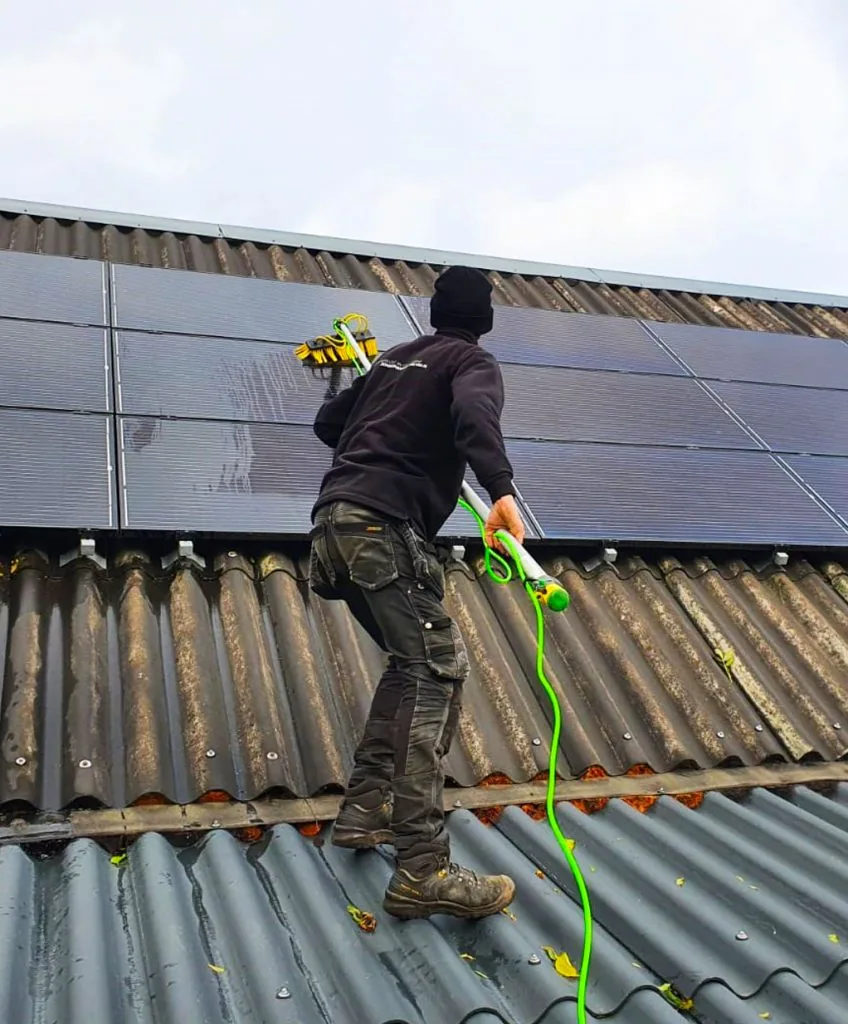 Zonnepanelen worden op locatie gereinigd